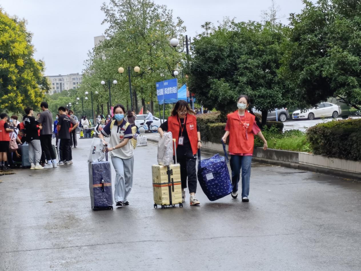 澳门巴黎人赌场志愿者帮新生搬运行李
