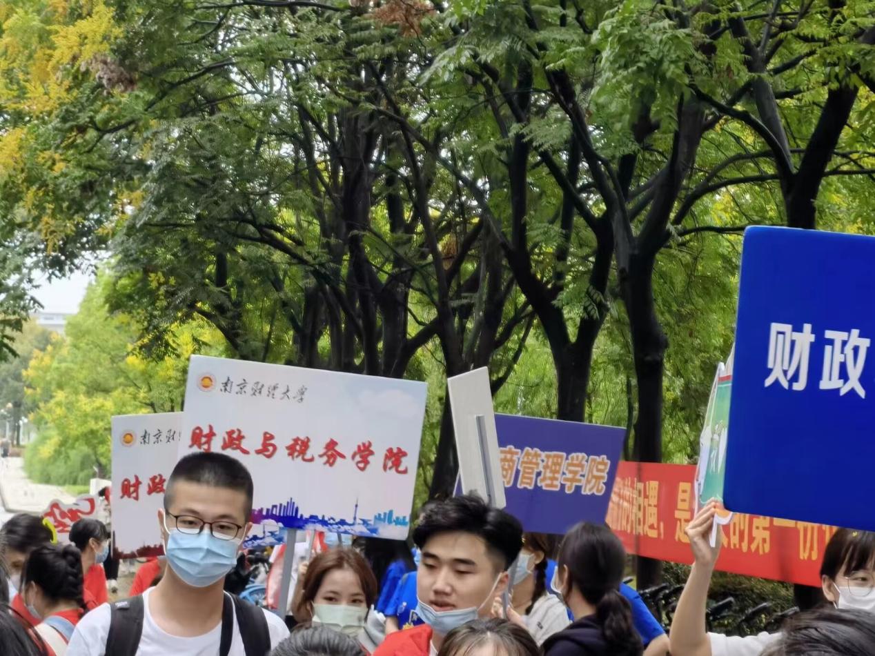 澳门巴黎人赌场志愿者迎接新生
