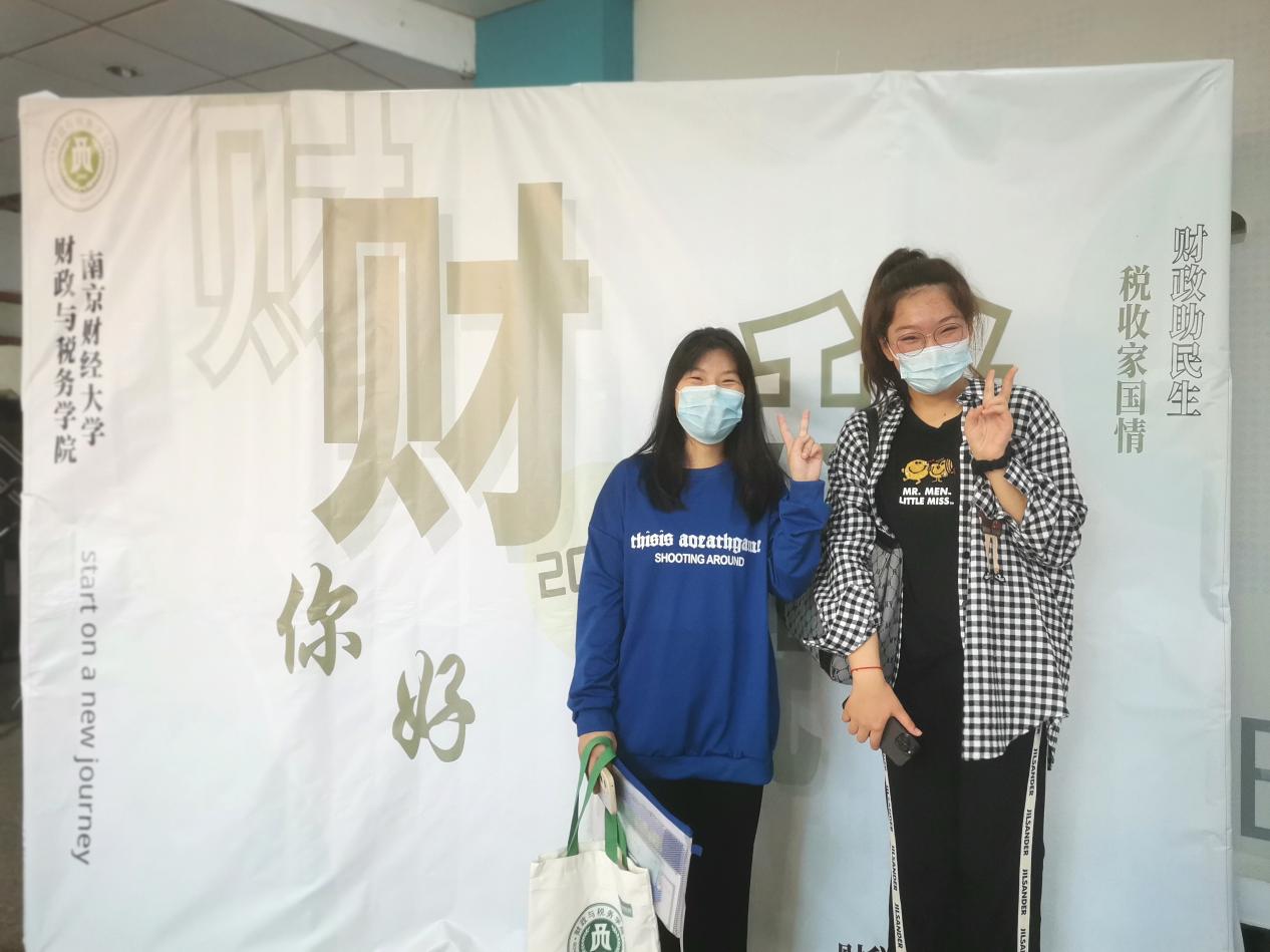 澳门巴黎人赌场新生拿到礼物后合影